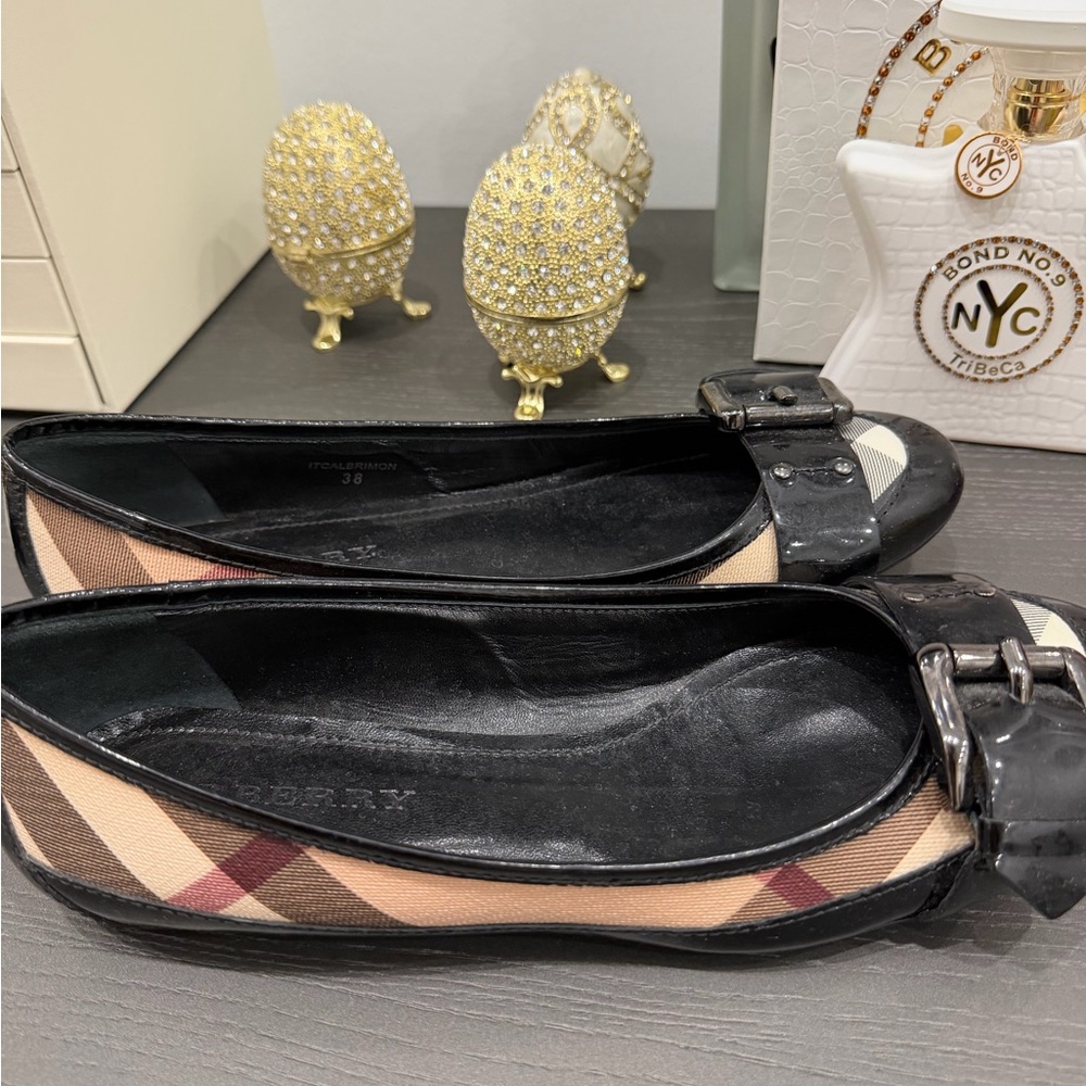 Burberry Women's Black and Cream Flats - Picture 3 of 8